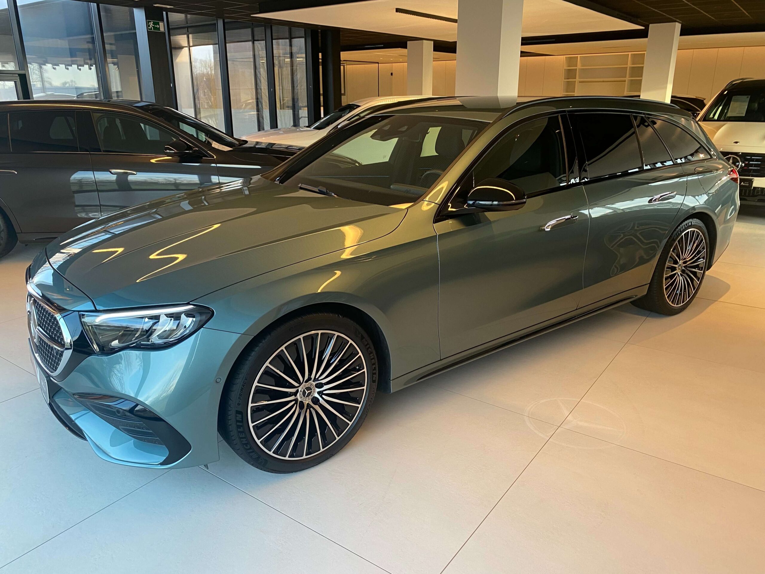 Mercedes-Benz E 300 e 9G Plug-in AMG NIGHT 20″/LUCHTV./Distronic/Trekh