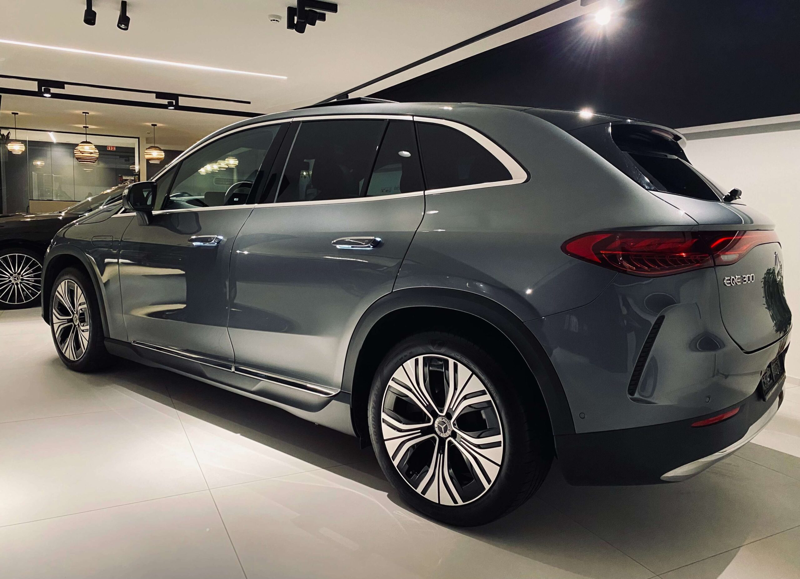 EQE300 SUV LUXURY