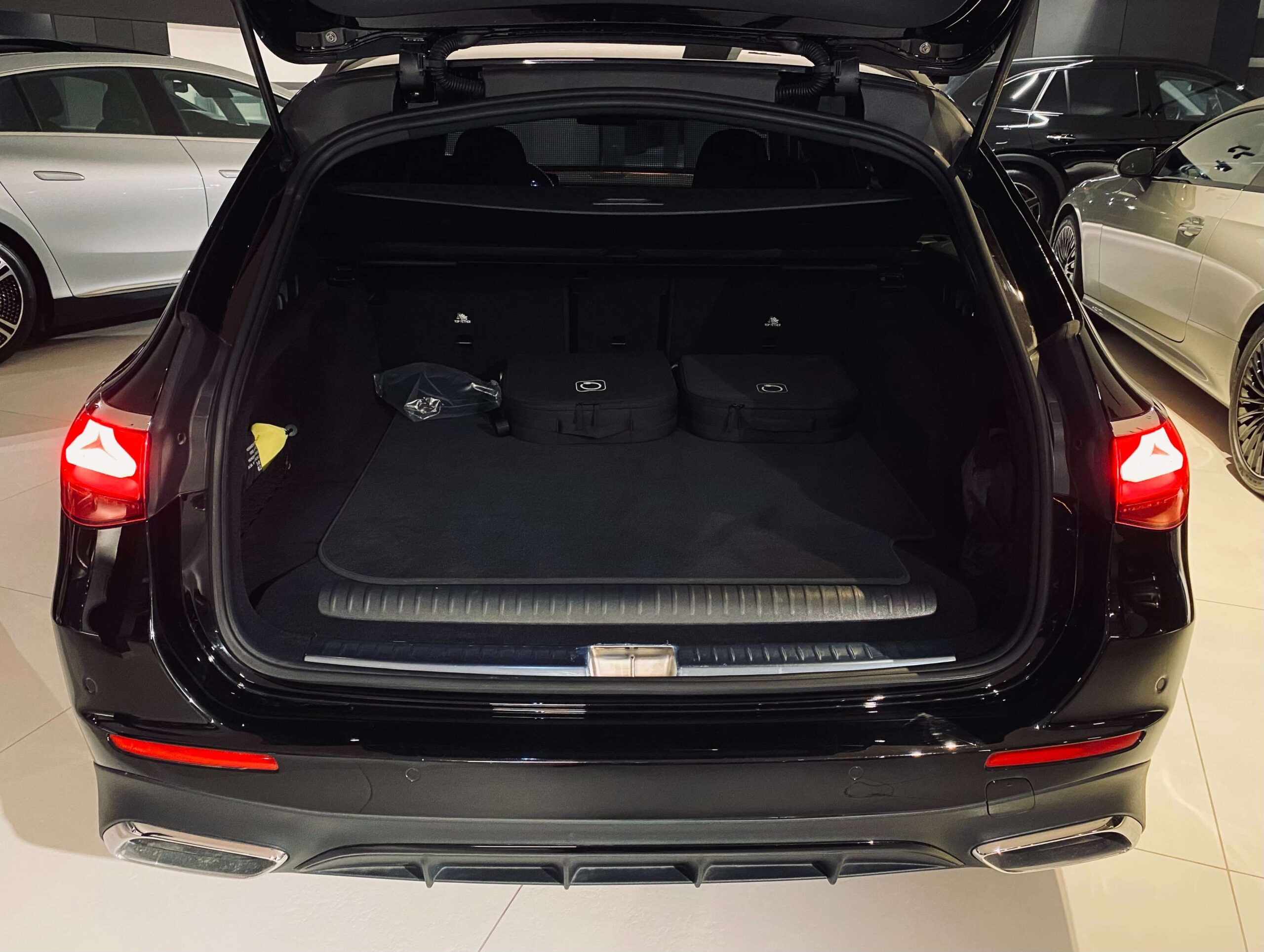 Mercedes-Benz E 300 e 9G Plug-in AMG NIGHT 20″/LUCHTV./Distronic/Trekh
