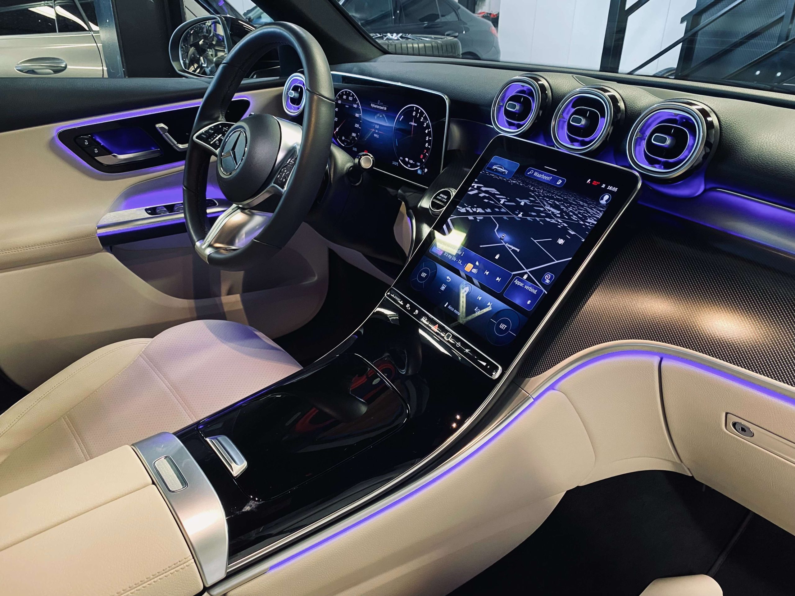 Mercedes-Benz GLC 300 e 9G Coupé Plug-in 4M 20″/SPORT+/BEIGE/MEMORY/AMBIENTE/TREKHAAK