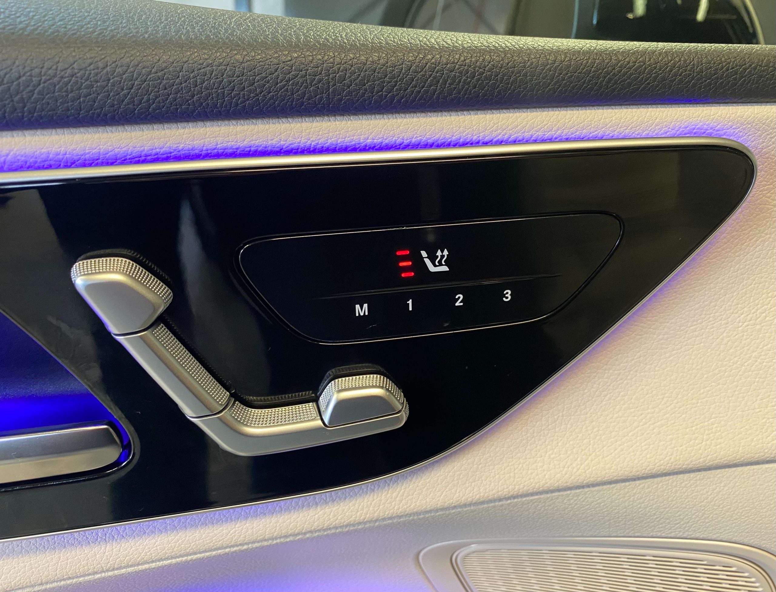 Mercedes-Benz GLC 300 e 9G Coupé Plug-in 4M 20″/SPORT+/BEIGE/MEMORY/AMBIENTE/TREKHAAK