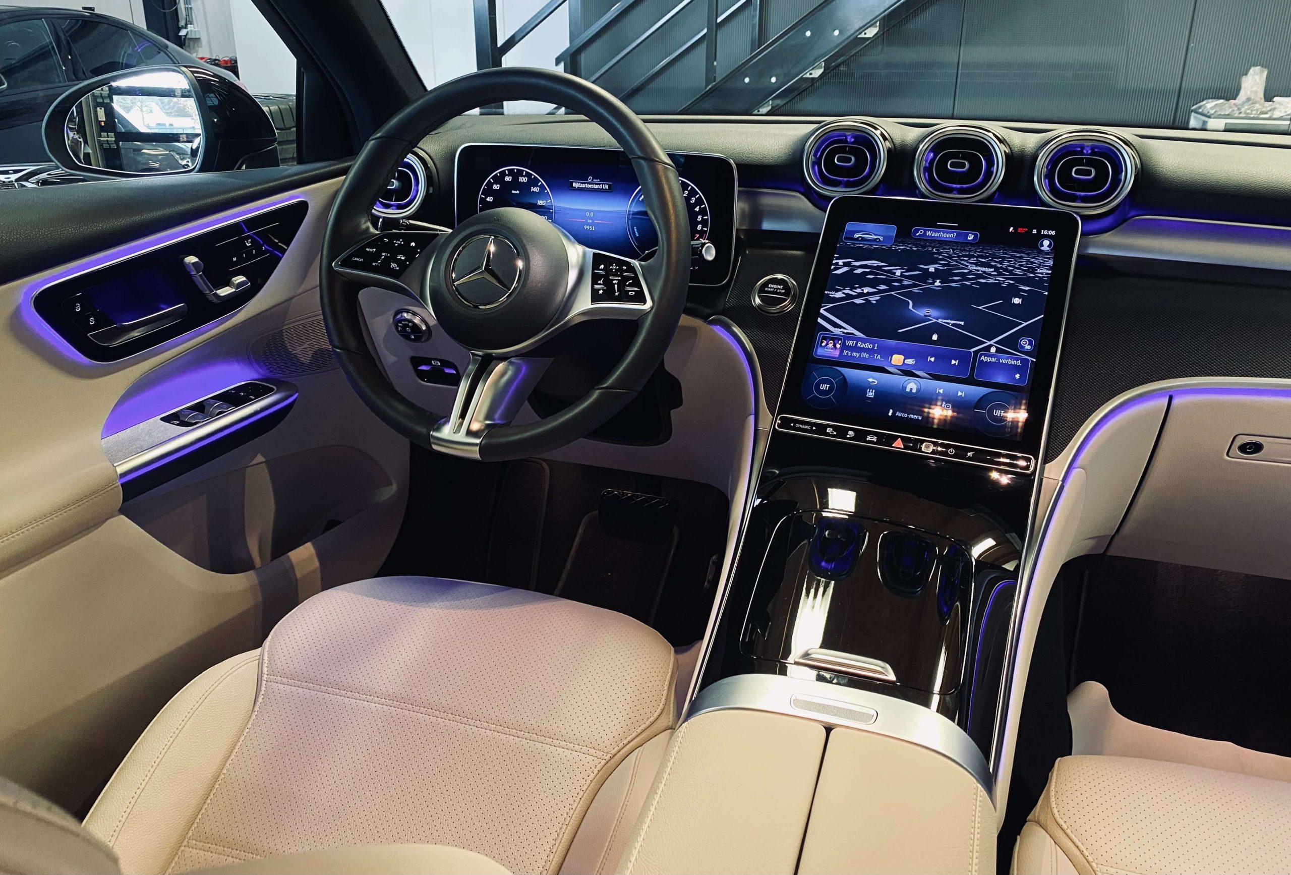 Mercedes-Benz GLC 300 e 9G Coupé Plug-in 4M 20″/SPORT+/BEIGE/MEMORY/AMBIENTE/TREKHAAK