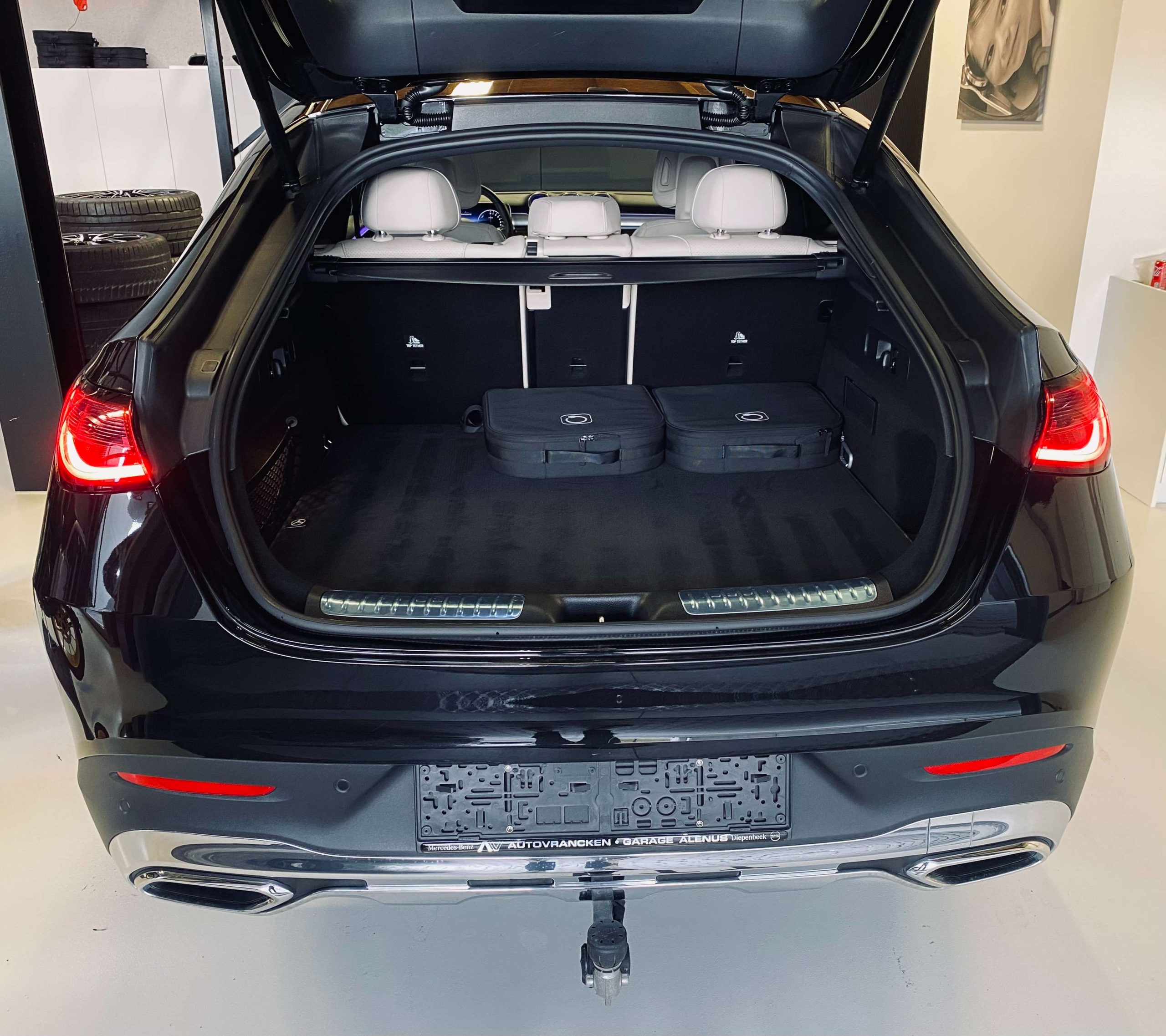 Mercedes-Benz GLC 300 e 9G Coupé Plug-in 4M 20″/SPORT+/BEIGE/MEMORY/AMBIENTE/TREKHAAK