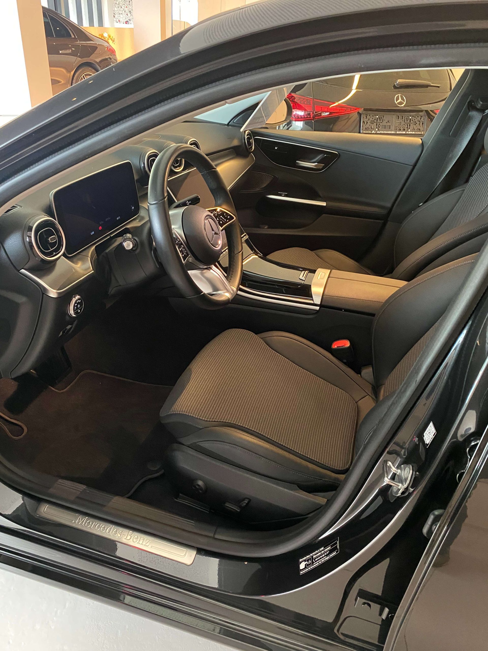 Mercedes-Benz C 300 e 9G Plug-in LUXURY NIGHT Luchtvering/Dodehoek/MBUX-Premium/Ambiente/Trekhaak/…