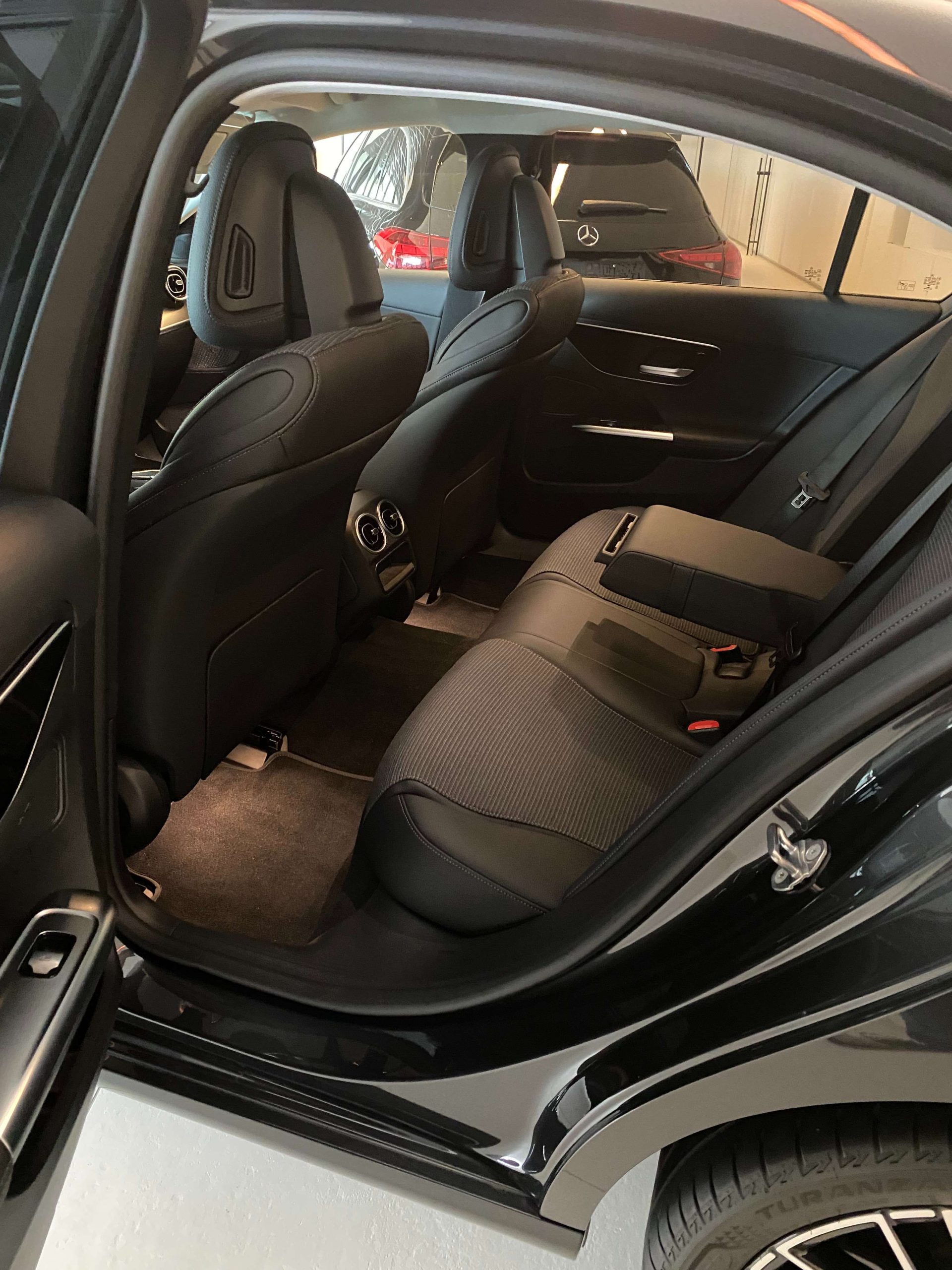 Mercedes-Benz C 300 e 9G Plug-in LUXURY NIGHT Luchtvering/Dodehoek/MBUX-Premium/Ambiente/Trekhaak/…