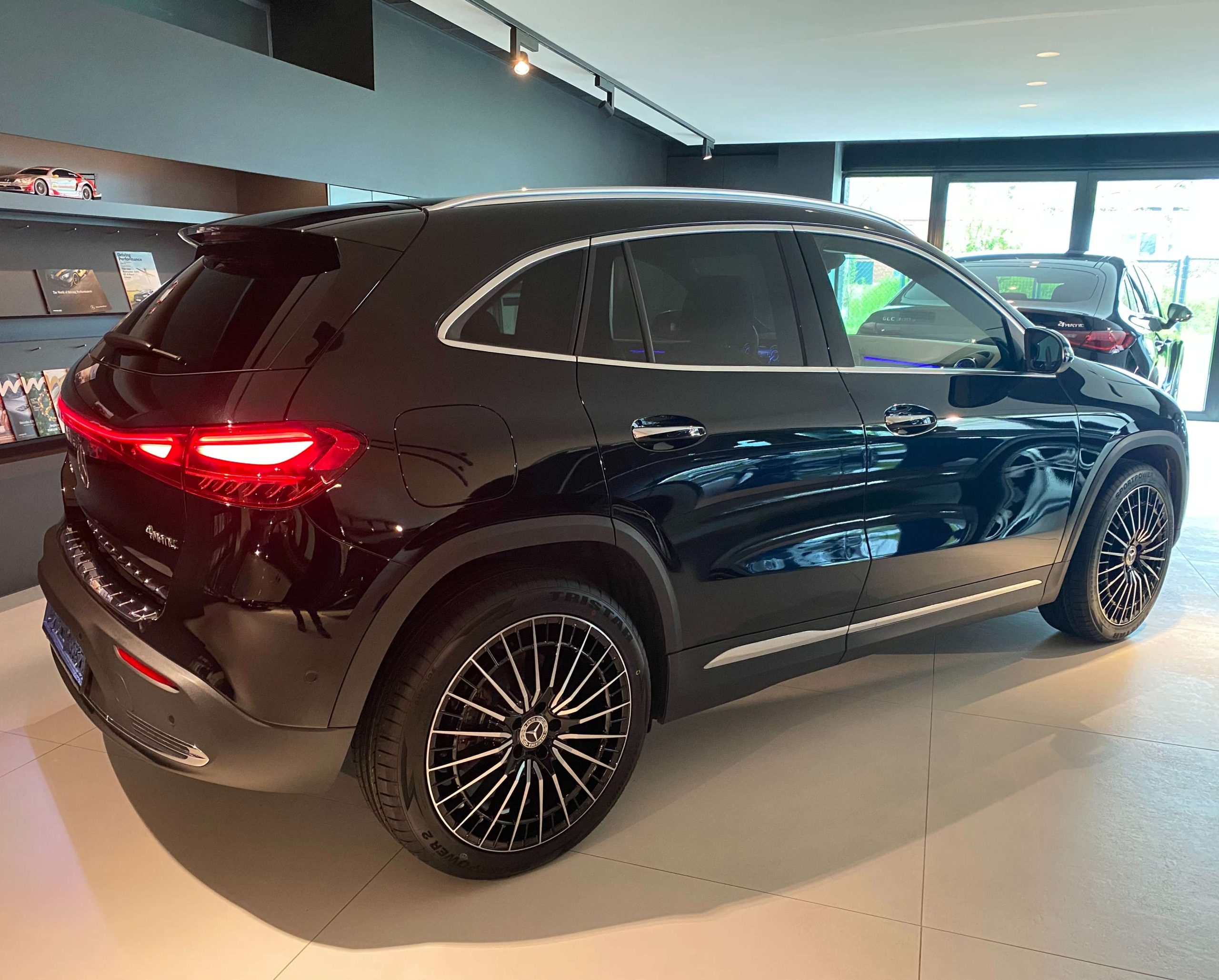 Mercedes-Benz EQA 350 4Matic 20″/Distronic/Dodehoek/Ambiente/Trekhaak