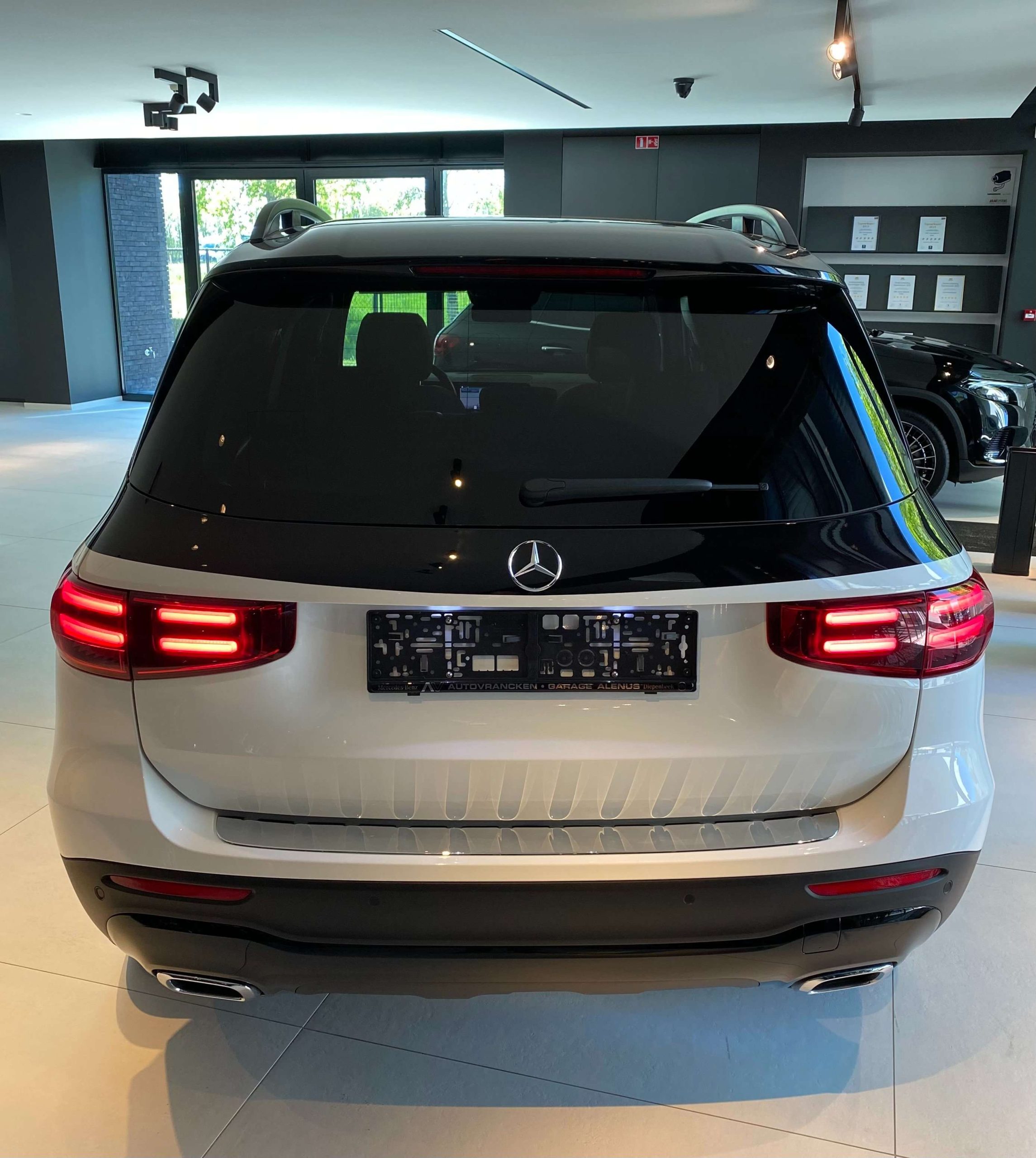 Mercedes-Benz GLB 250 8G Mild Hybr. 4Matic SPORT & NIGHT TWO-TONE 19″AMG/Distronic+/Leder/360°/PanoDak/Keyless/MultiBeam/Trekhaak
