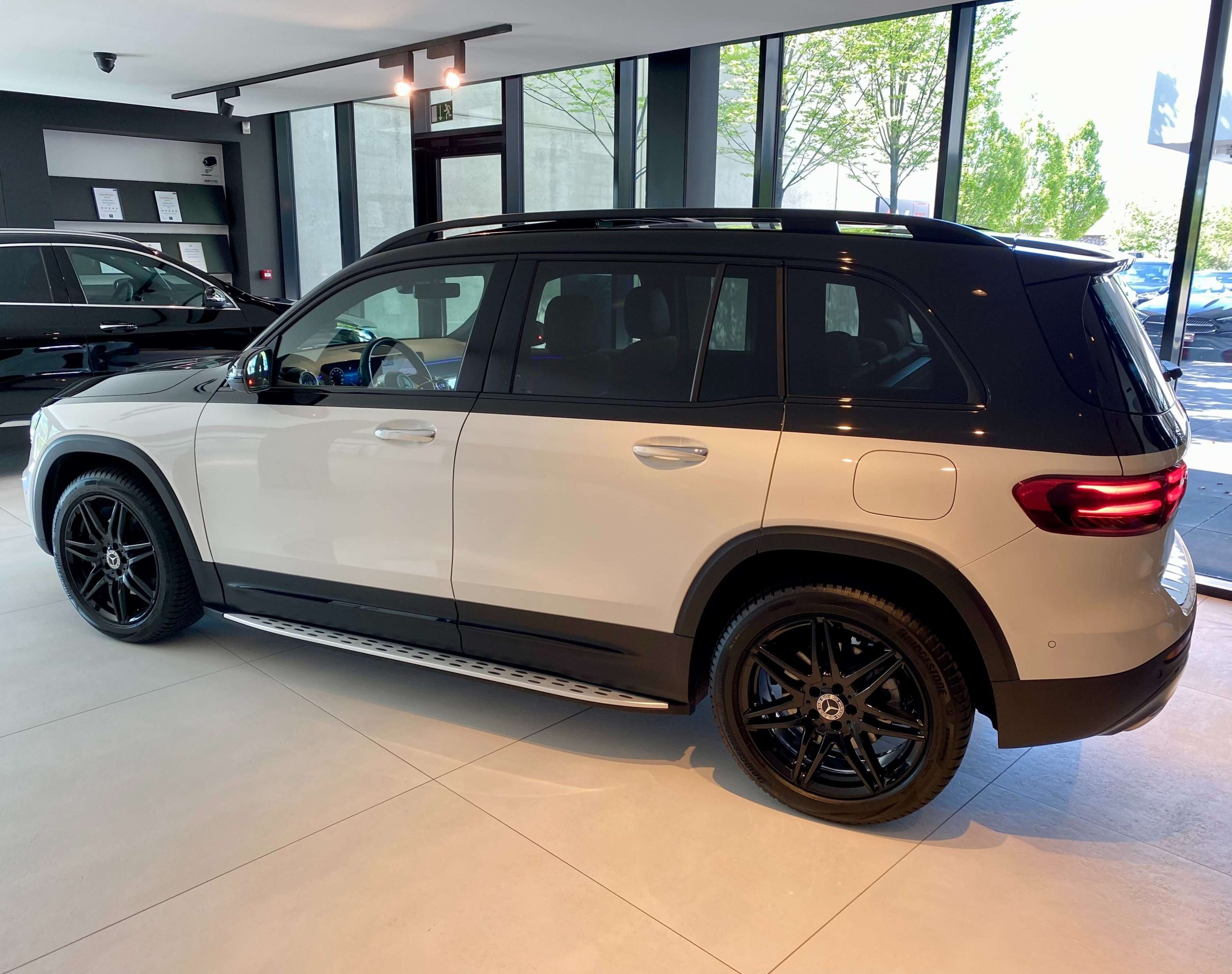 Mercedes-Benz GLB 250 8G Mild Hybr. 4Matic SPORT & NIGHT TWO-TONE 19″AMG/Distronic+/Leder/360°/PanoDak/Keyless/MultiBeam/Trekhaak