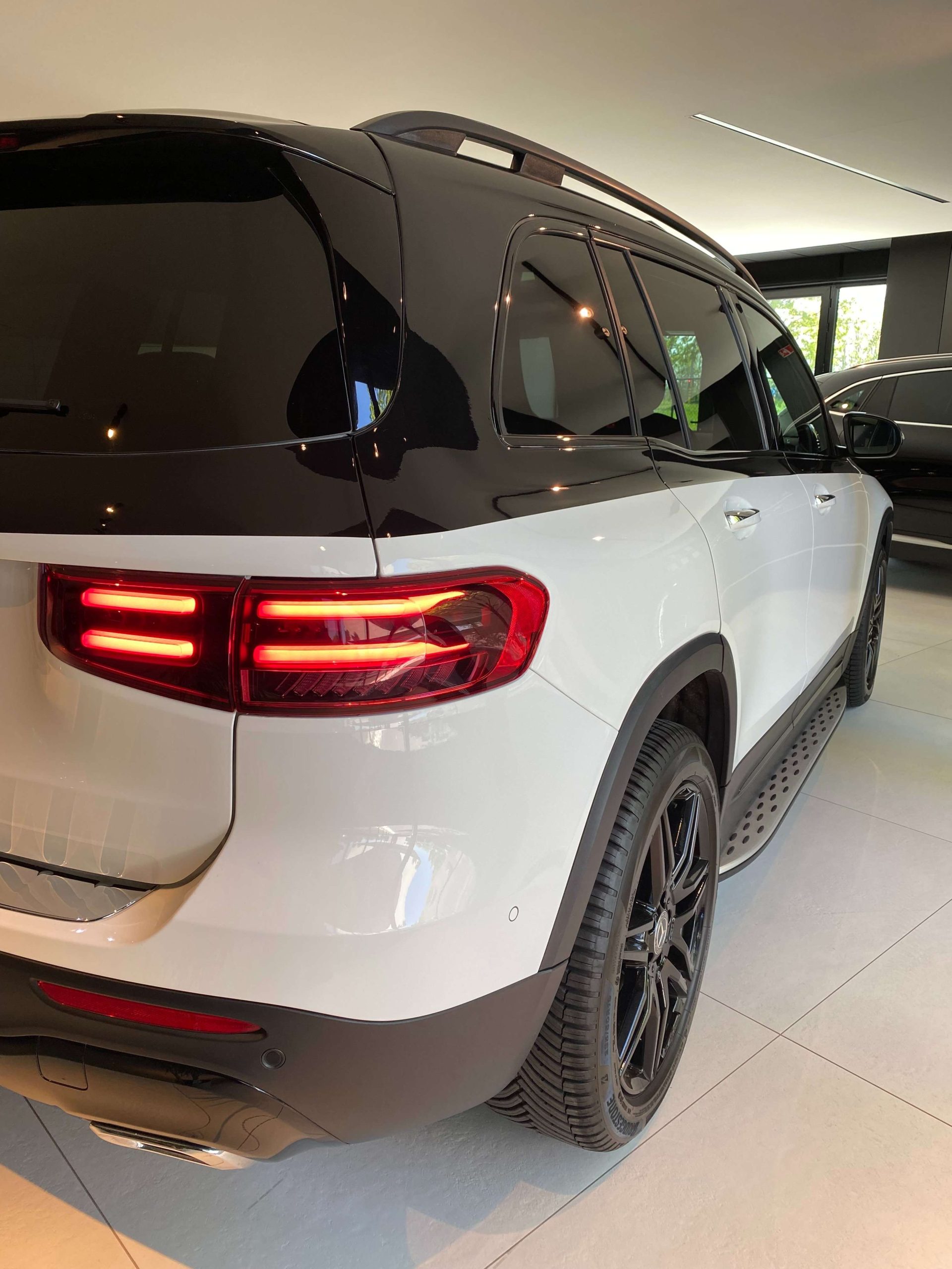 Mercedes-Benz GLB 250 8G Mild Hybr. 4Matic SPORT & NIGHT TWO-TONE 19″AMG/Distronic+/Leder/360°/PanoDak/Keyless/MultiBeam/Trekhaak