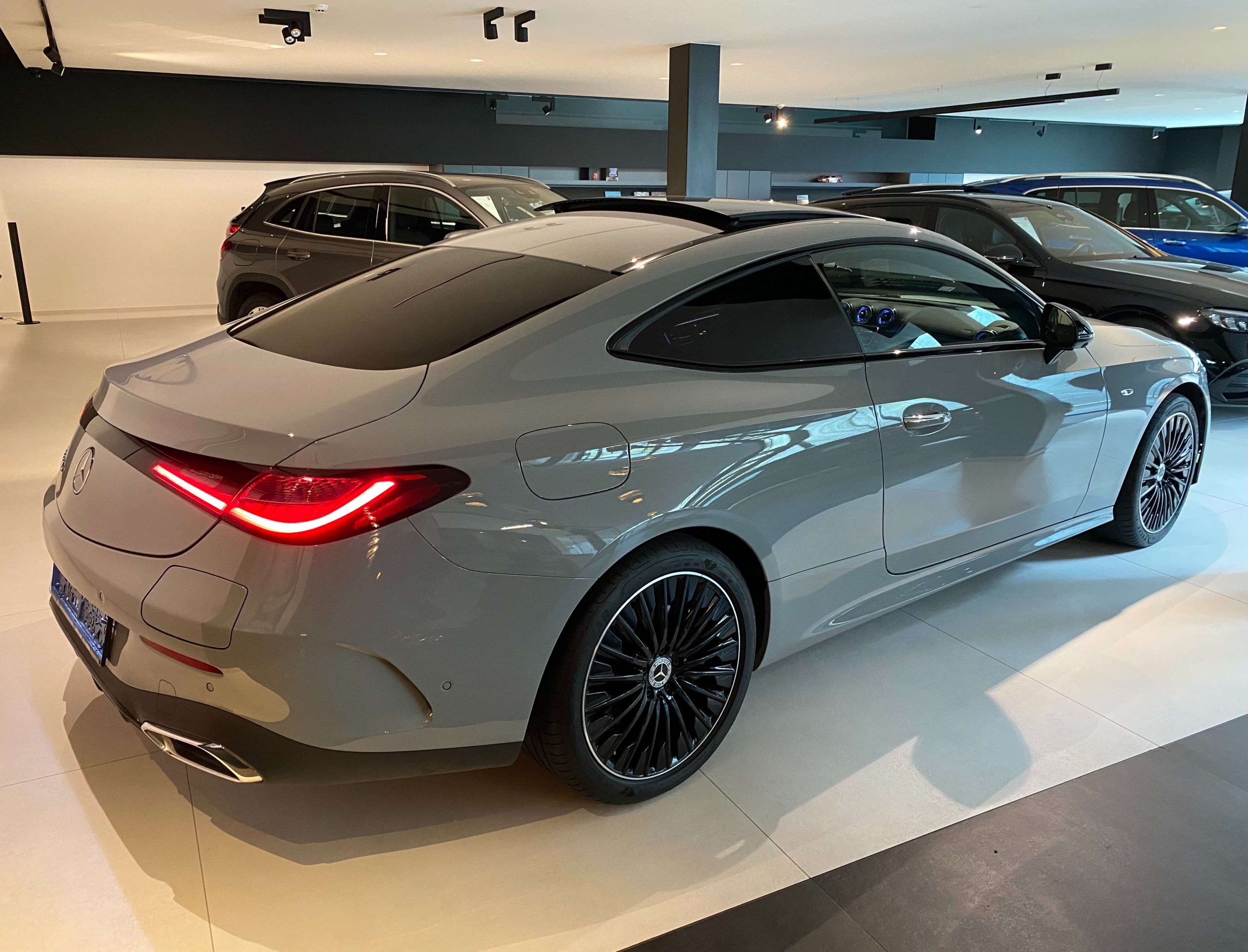 Mercedes-Benz CLE 300 e 9G Plug-in COUPE AMG NIGHT 19″/Luchtvering/Distronic+/Head-Up/DigitalLight/Memory/PanoDak/Trekhaak/…