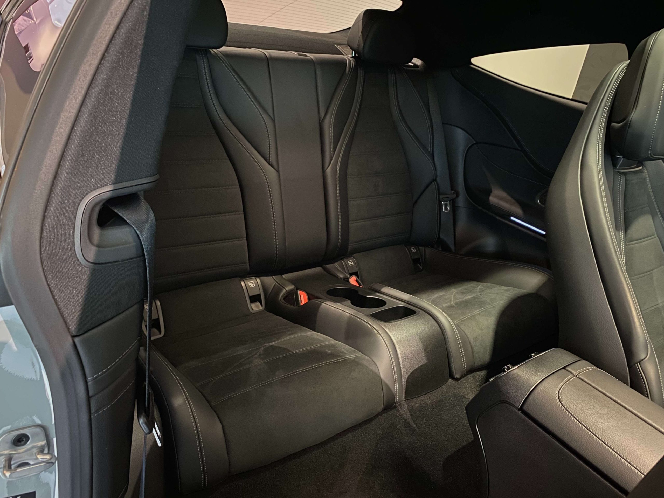 Mercedes-Benz CLE 300 e 9G Plug-in COUPE AMG NIGHT 19″/Luchtvering/Distronic+/Head-Up/DigitalLight/Memory/PanoDak/Trekhaak/…