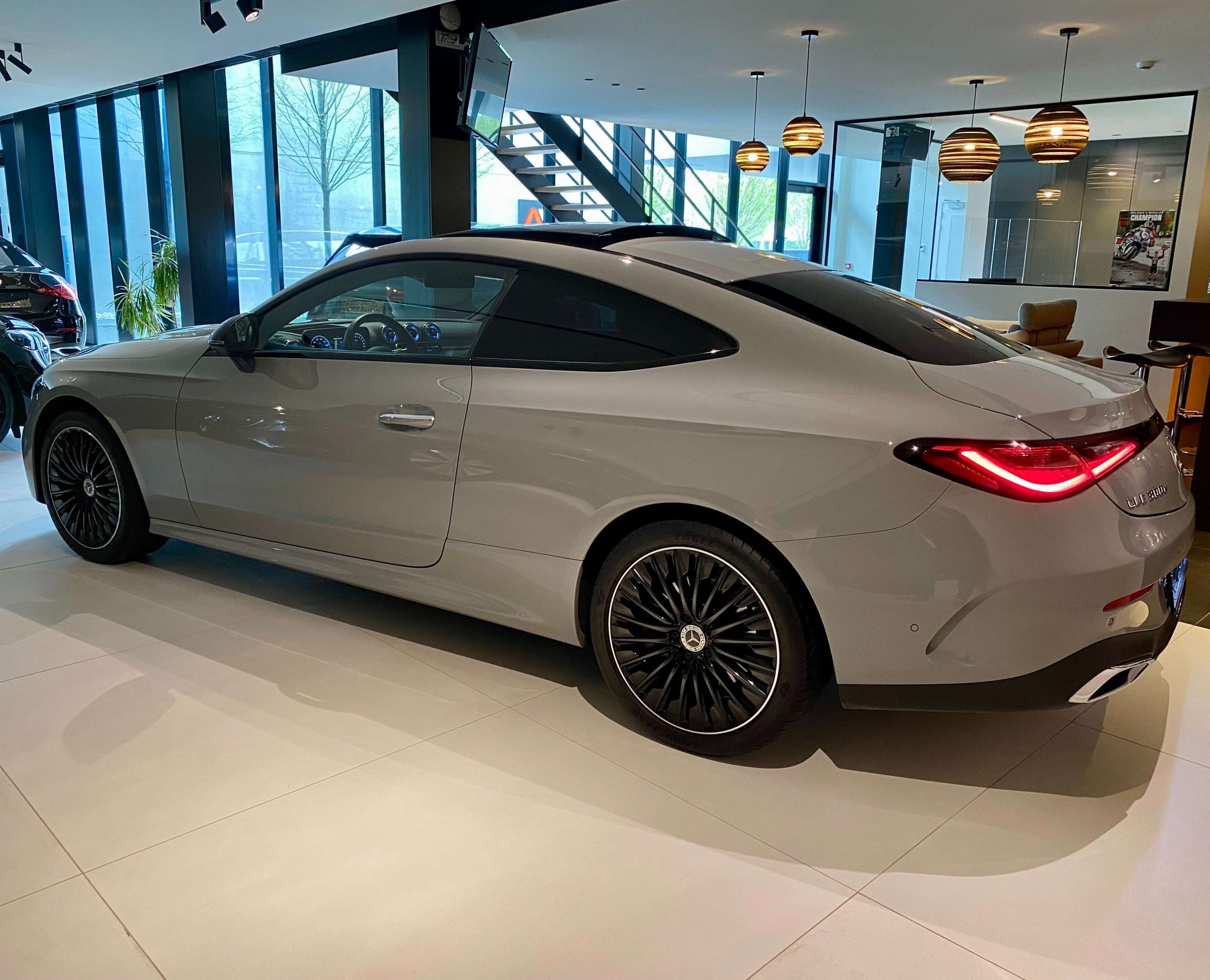 Mercedes-Benz CLE 300 e 9G Plug-in COUPE AMG NIGHT 19″/Luchtvering/Distronic+/Head-Up/DigitalLight/Memory/PanoDak/Trekhaak/…