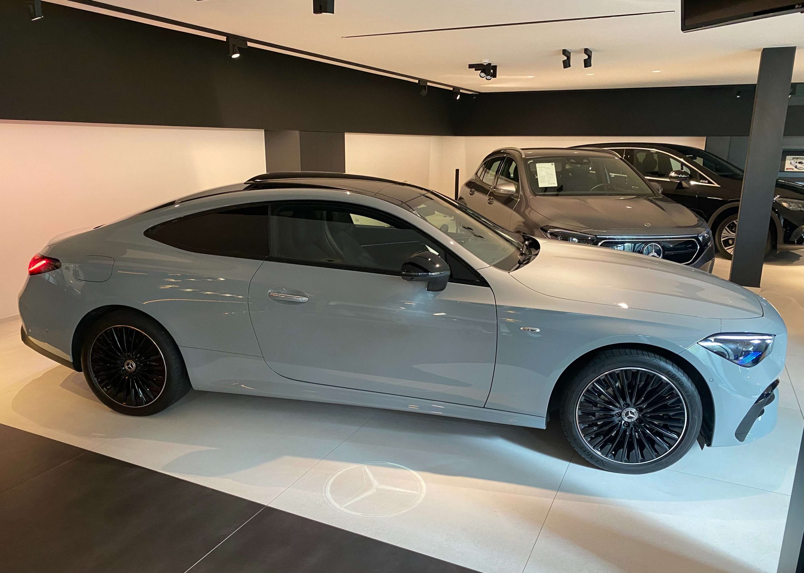 Mercedes-Benz CLE 300 e 9G Plug-in COUPE AMG NIGHT 19″/Luchtvering/Distronic+/Head-Up/DigitalLight/Memory/PanoDak/Trekhaak/…