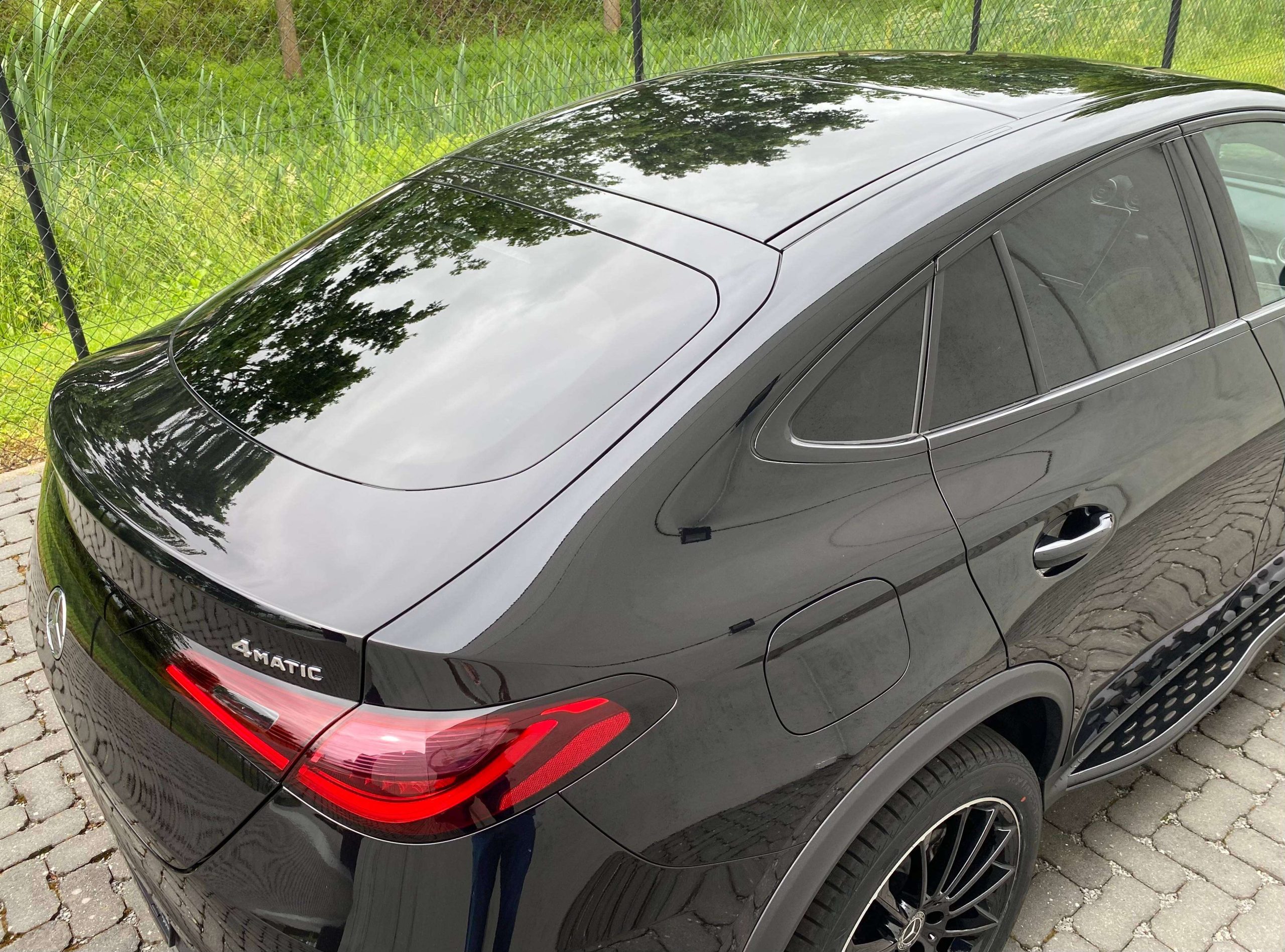 Mercedes-Benz GLC 300 e 9G Coupé Plug-in 4M 20″/SPORT+/BEIGE/MEMORY/AMBIENTE/TREKHAAK