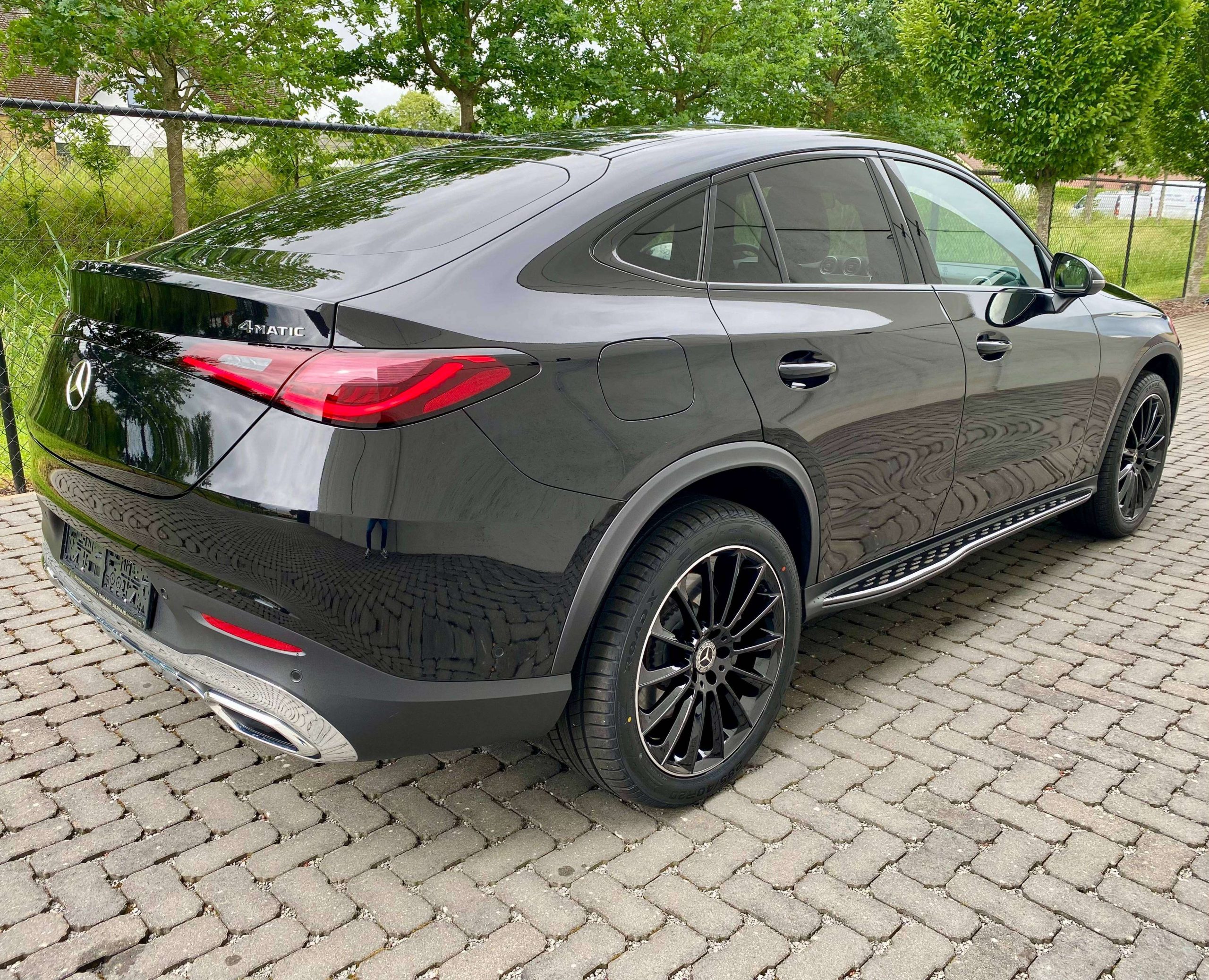 Mercedes-Benz GLC 300 e 9G Coupé Plug-in 4M 20″/SPORT+/BEIGE/MEMORY/AMBIENTE/TREKHAAK
