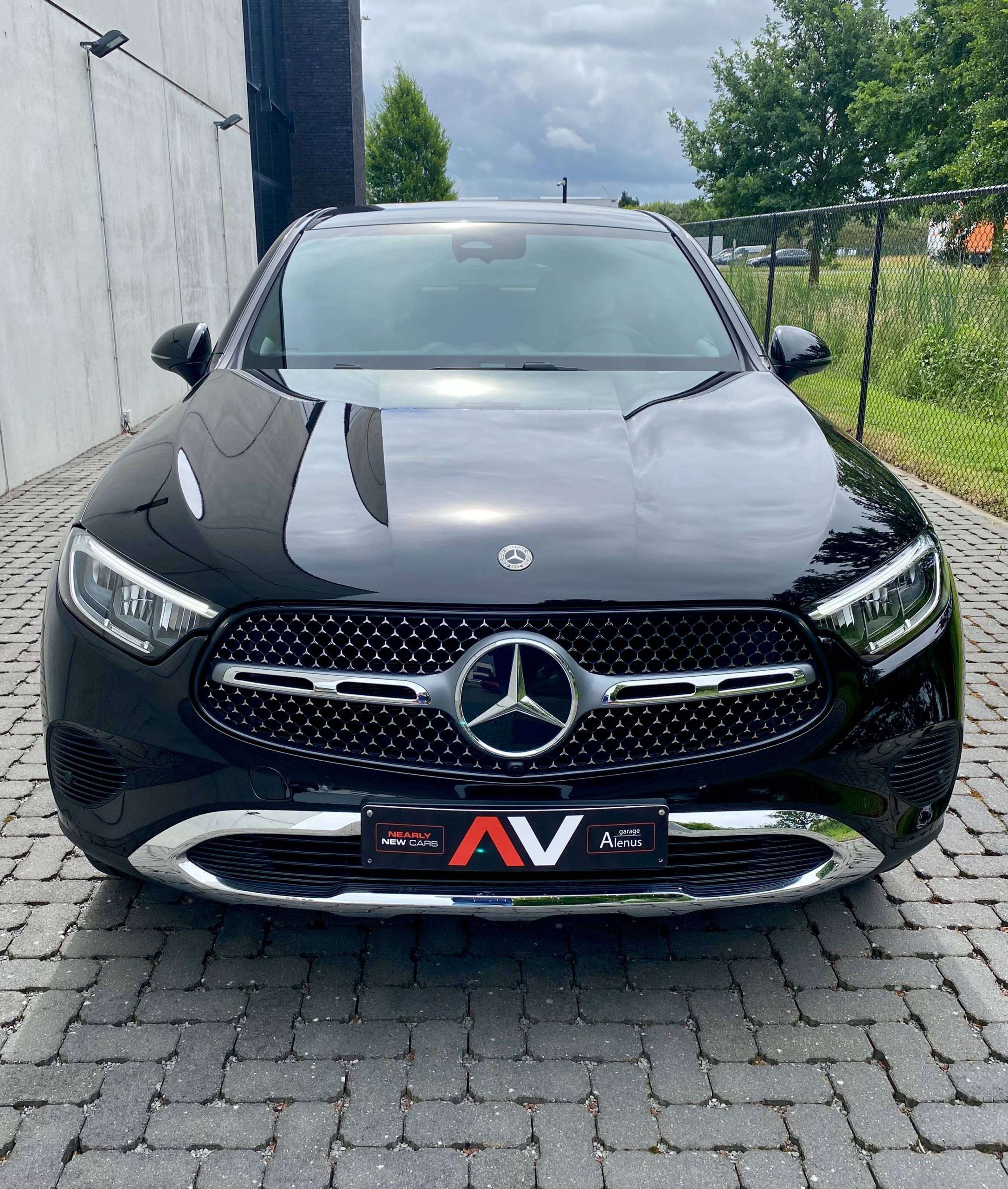 Mercedes-Benz GLC 300 e 9G Coupé Plug-in 4M 20″/SPORT+/BEIGE/MEMORY/AMBIENTE/TREKHAAK