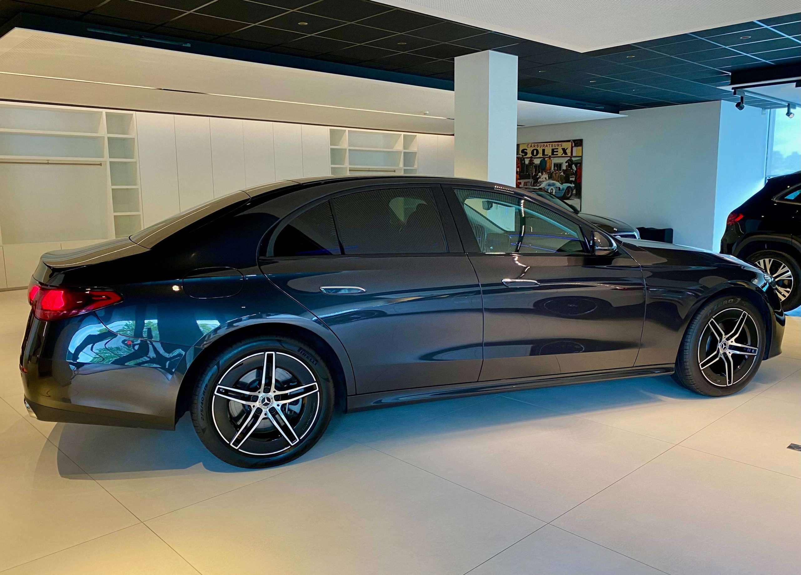 Mercedes-Benz E 300 e 9G Plug-in AVANTGARDE & NIGHT 19″AMG/Distronic/Dodehoek/Keyless/Ambiente+/Trekhaak