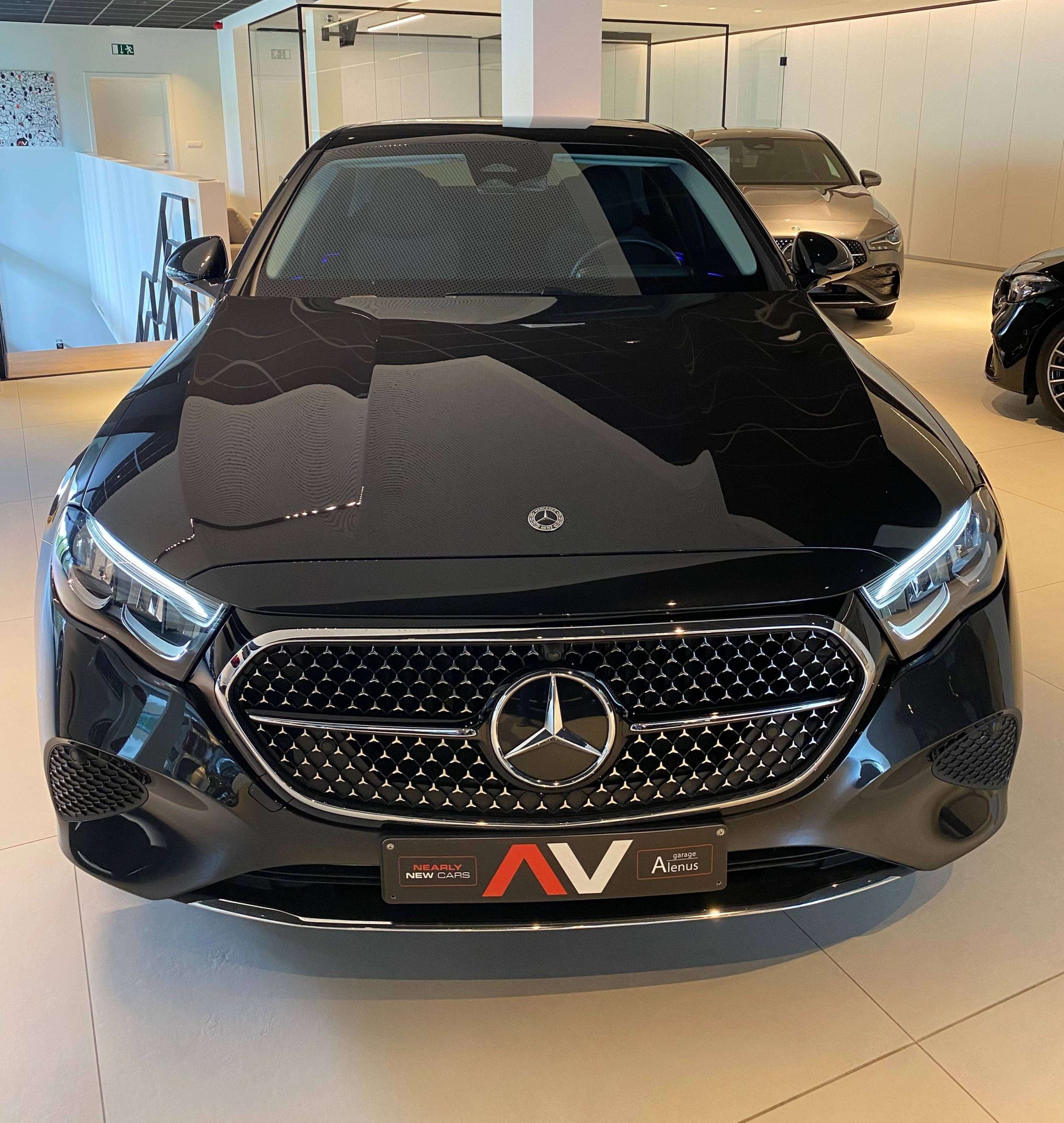 Mercedes-Benz E 300 e 9G Plug-in AVANTGARDE & NIGHT 19″AMG/Distronic/Dodehoek/Keyless/Ambiente+/Trekhaak