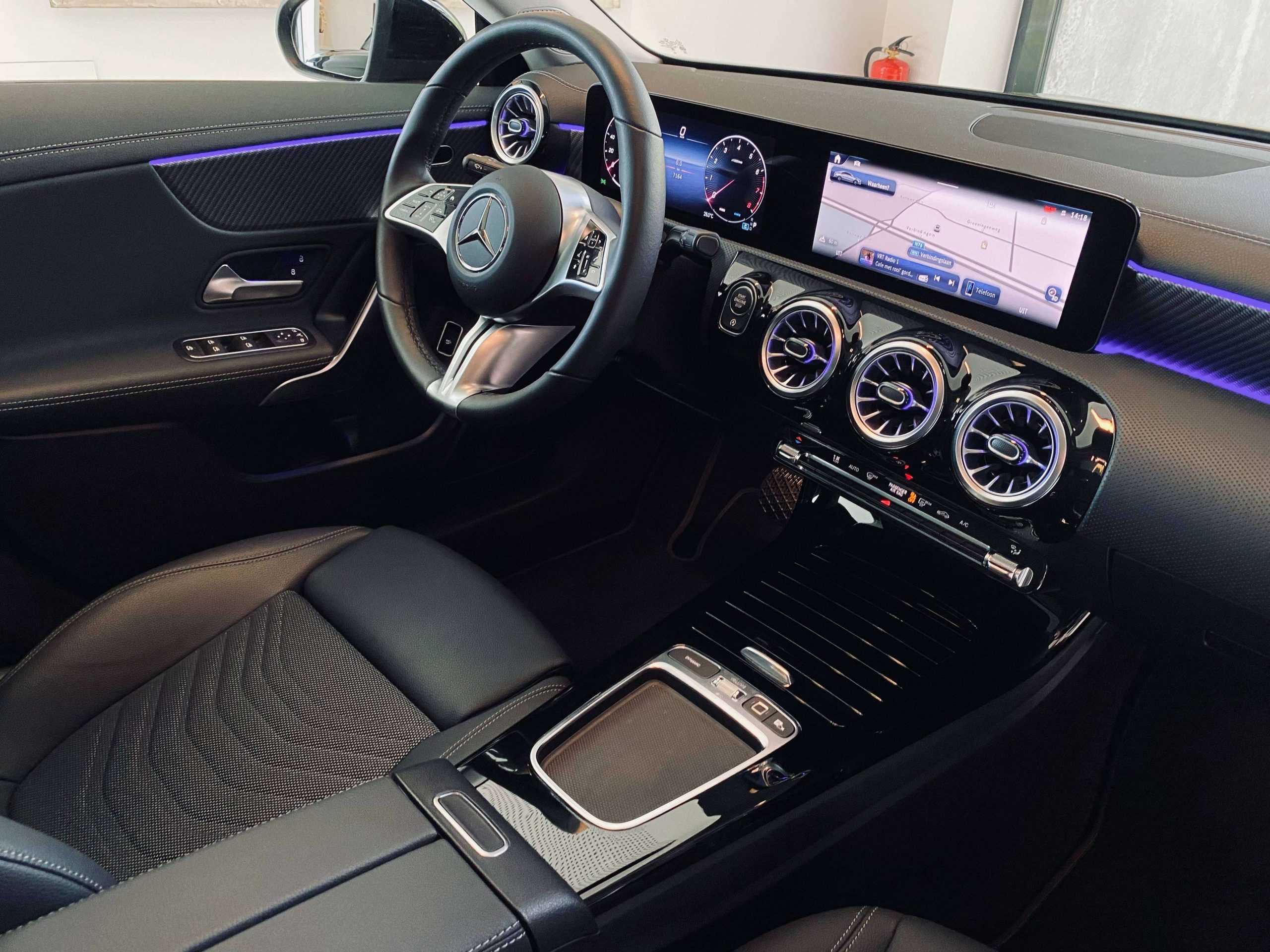Mercedes-Benz CLA 180 7G Coupé Mild Hybr. LUXURY & NIGHT 18″/Distronic/360°/PanoDak/KeyLess/Ambiente/Trekhaak