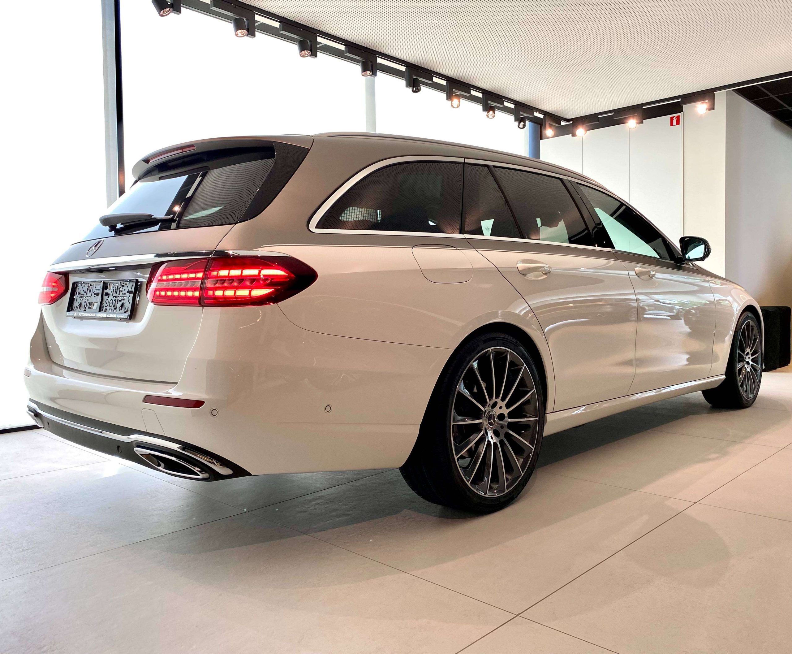 Mercedes-Benz E 200 9G Mild Hybr. LUXURY Line 2-Tone 20″/Distronic+/360°/Augm.RealtyNAVI