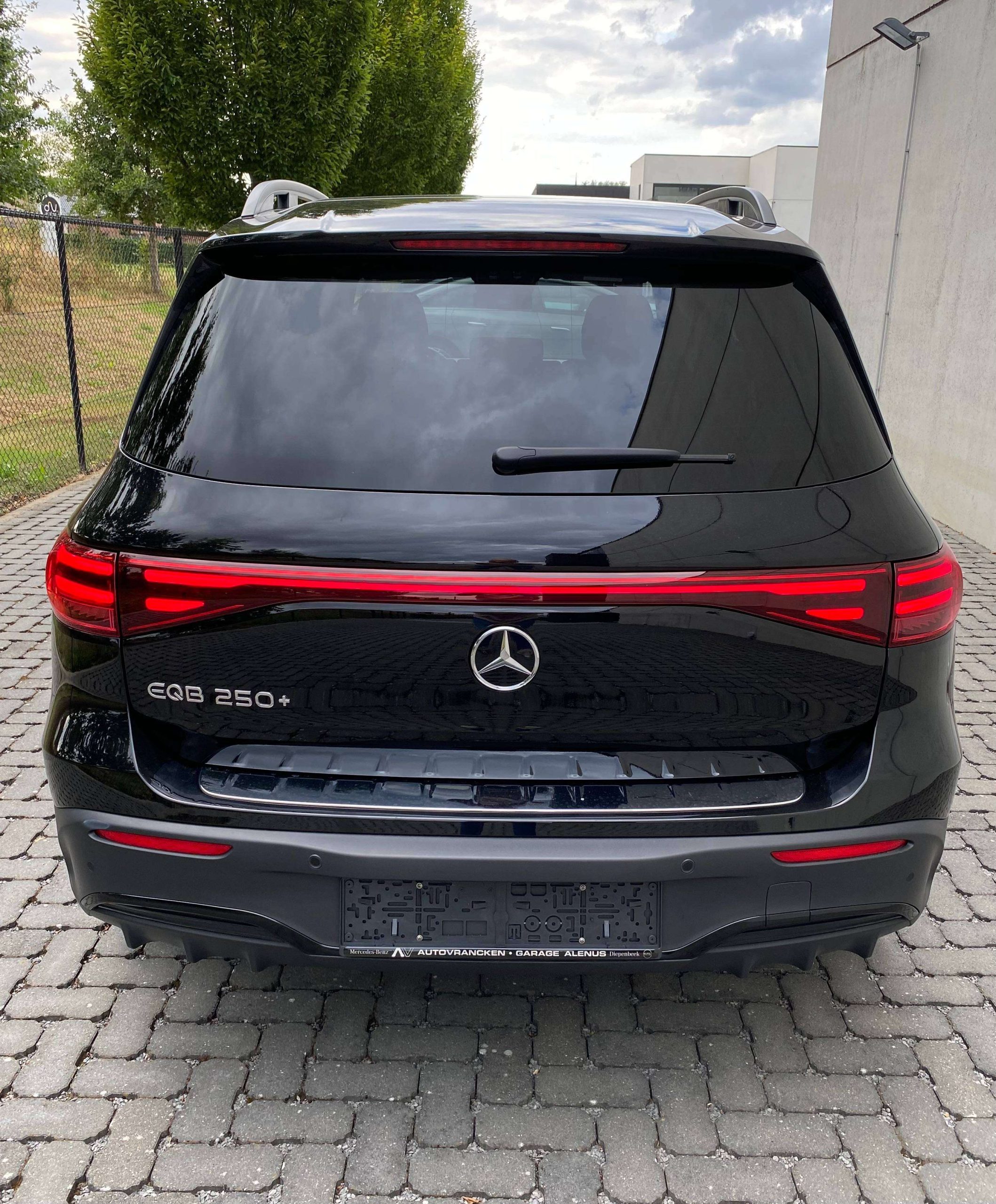 Mercedes-Benz EQB 250 + ExtendedRange AMG & NIGHT DistronicPlus/18″/Ambiente/Camera/AdvancedSound/El.Trekhaak