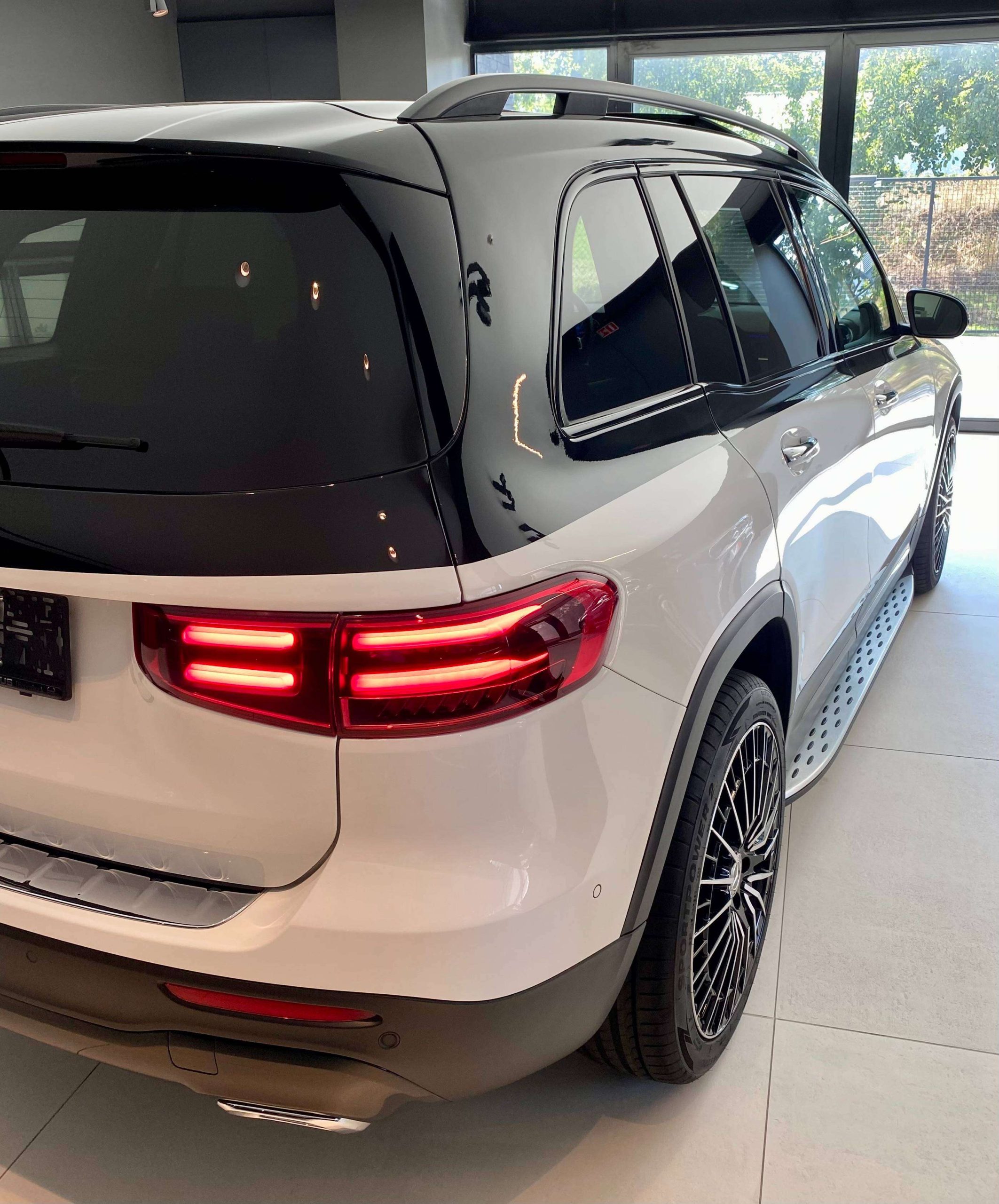 Mercedes-Benz GLB 250 8G Mild Hybr. 4M 2-Tone Edition Distronic+/Leder/360°/PanoDak/Keyless/MultiBeam/Trekhaak