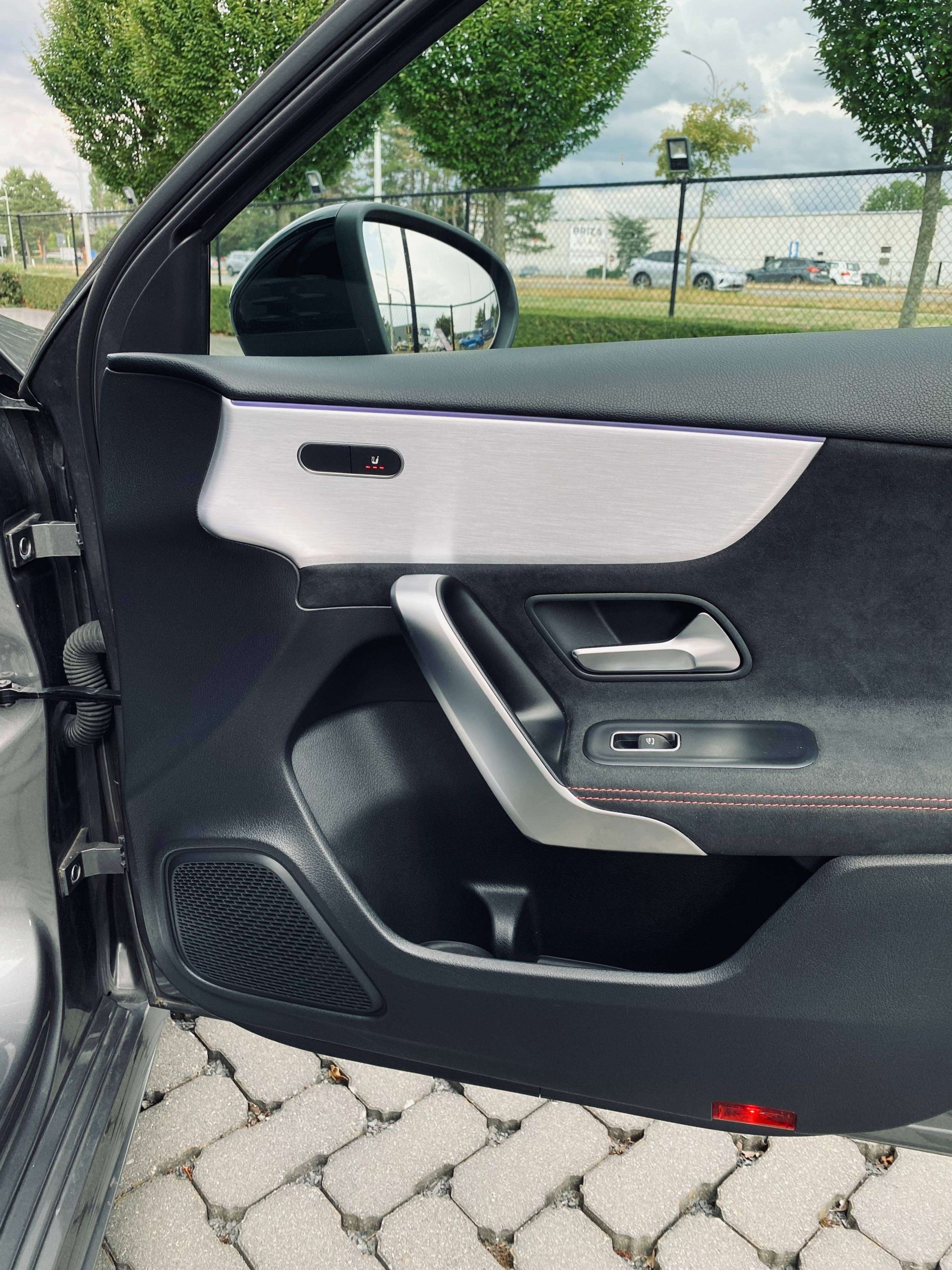 Mercedes-Benz A 180 AMG & NIGHT 19″/PanoDak/Augm.RealityNavi/Ambiente/CarPlay/DraadloosLadenGSM/PDC/…