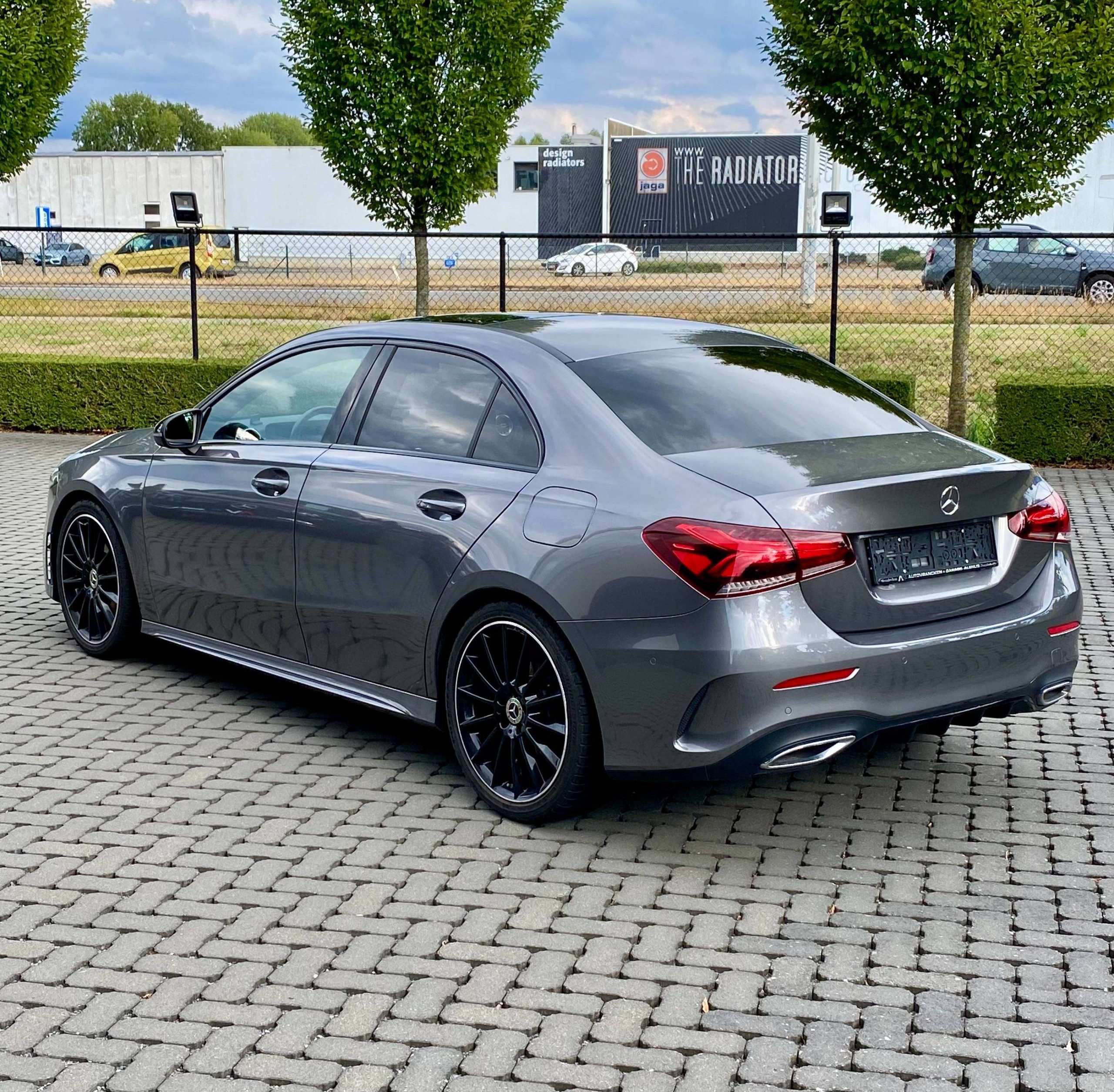 Mercedes-Benz A 180 AMG & NIGHT 19″/PanoDak/Augm.RealityNavi/Ambiente/CarPlay/DraadloosLadenGSM/PDC/…