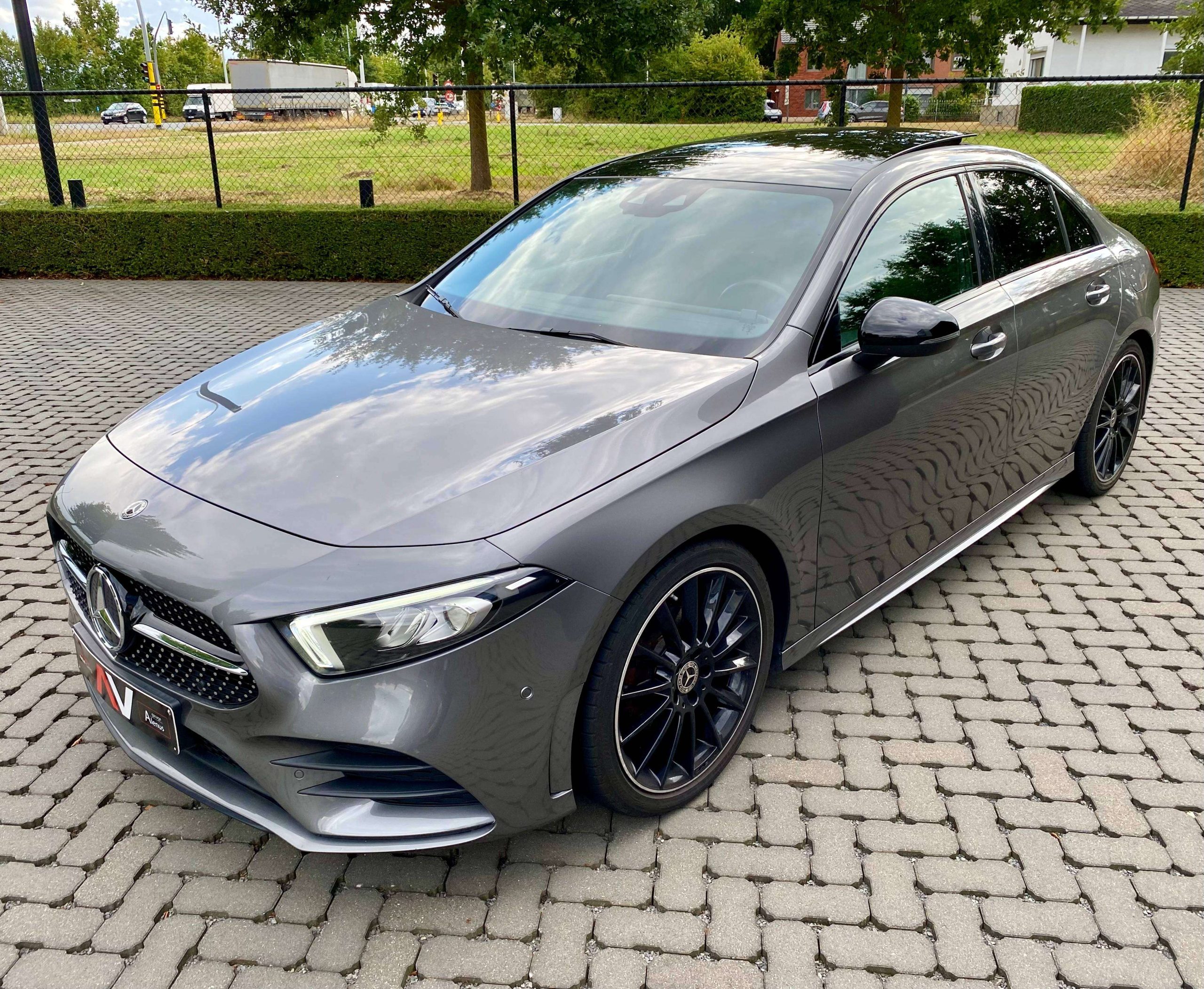 Mercedes-Benz A 180 AMG & NIGHT 19″/PanoDak/Augm.RealityNavi/Ambiente/CarPlay/DraadloosLadenGSM/PDC/…