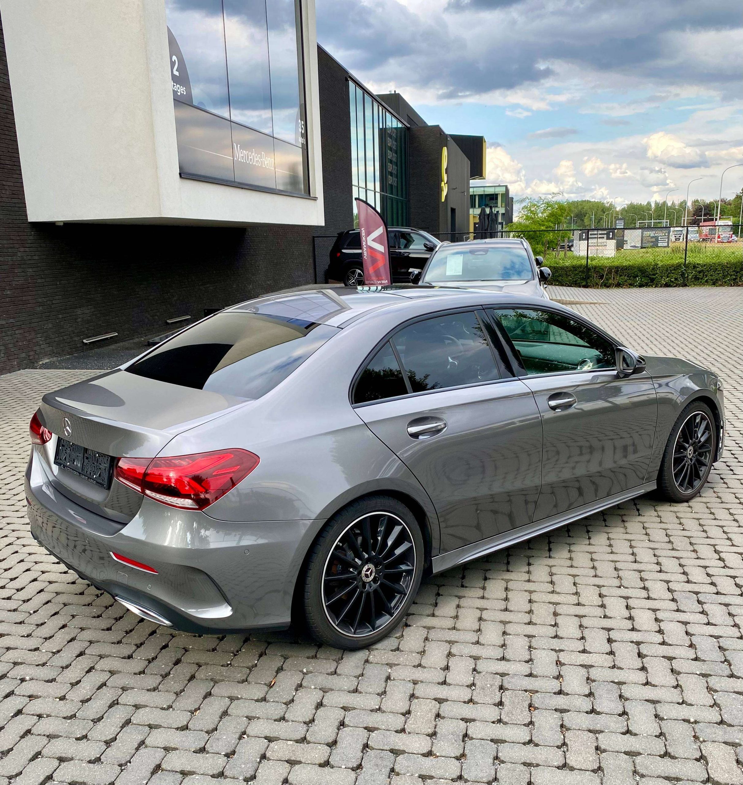Mercedes-Benz A 180 AMG & NIGHT 19″/PanoDak/Augm.RealityNavi/Ambiente/CarPlay/DraadloosLadenGSM/PDC/…