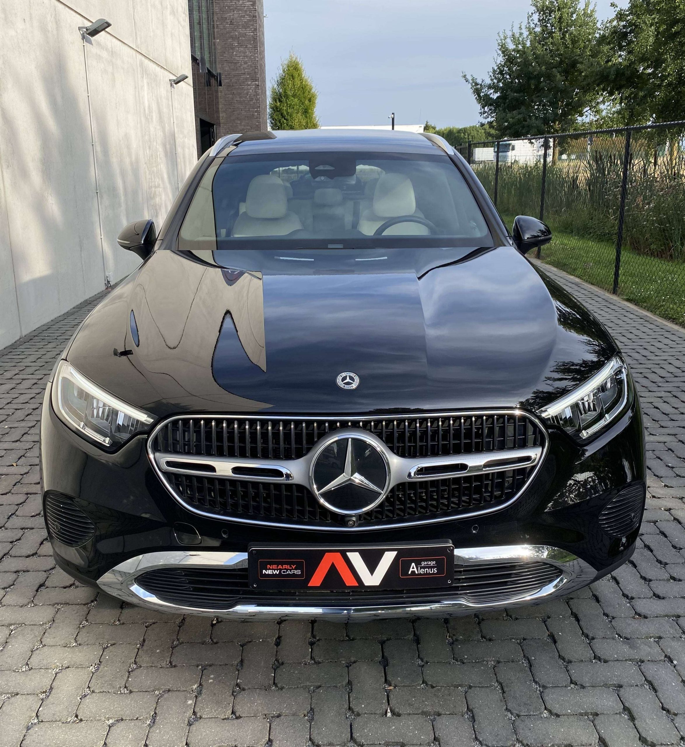 Mercedes-Benz GLC 300 e 9G LUXURY MacchiatoBeige/19″AMG/Distronic/360°/Luchtvering/PanoDak/Off-RoadPakket/El.Trekhaak