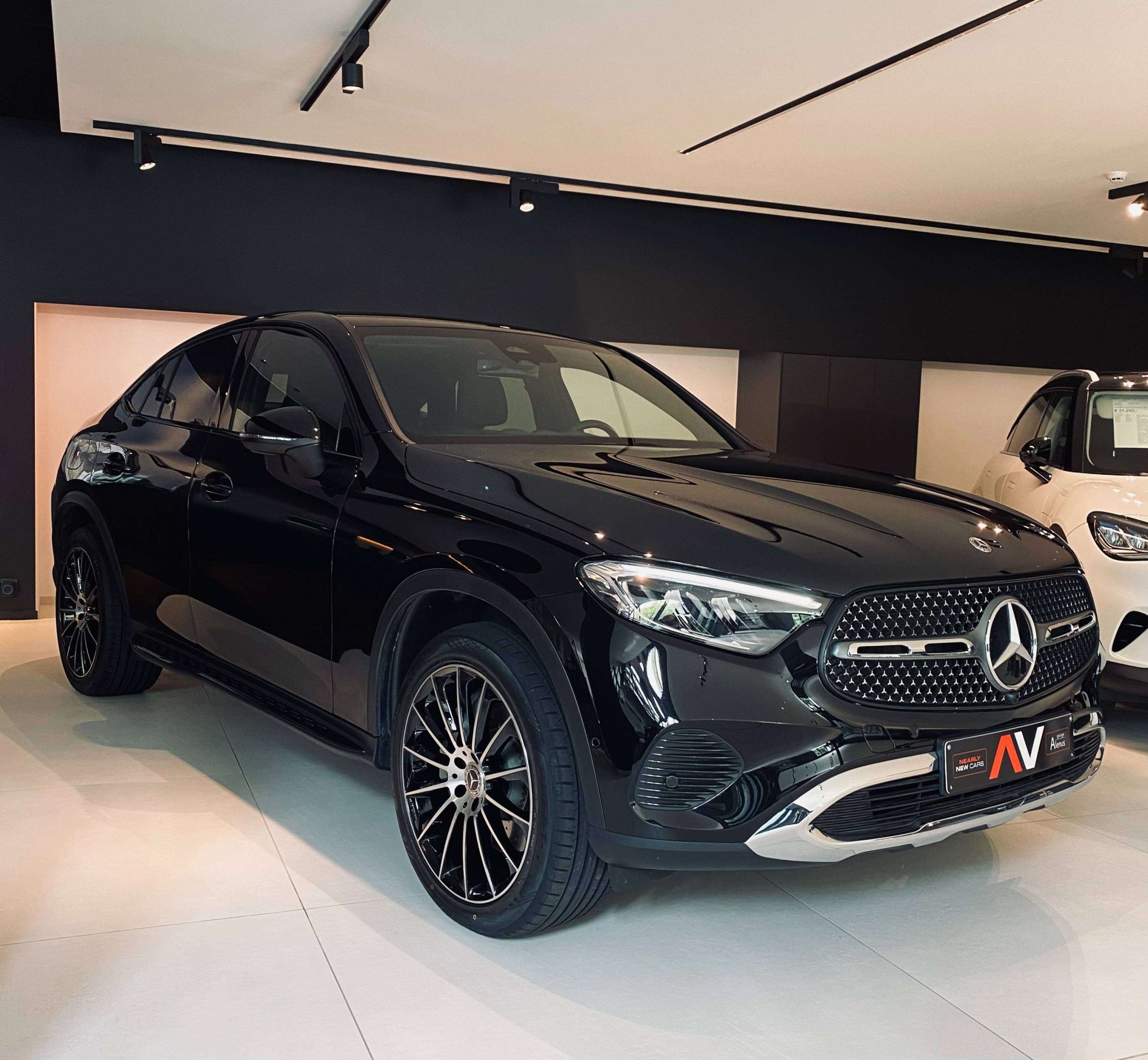 Mercedes-Benz GLC 300 e 9G Plug-in Luxury Advanced Plus 20″/Luchtvering/Distronic/Dodehoek/Memory/Ambiente/Trekhaak